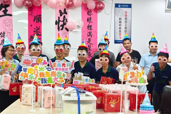 Замечательное празднование дня рождения для членов команды ANKE!